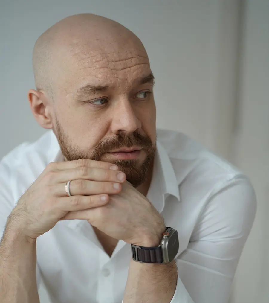 Олександр Бондаренко слухає співрозмовника